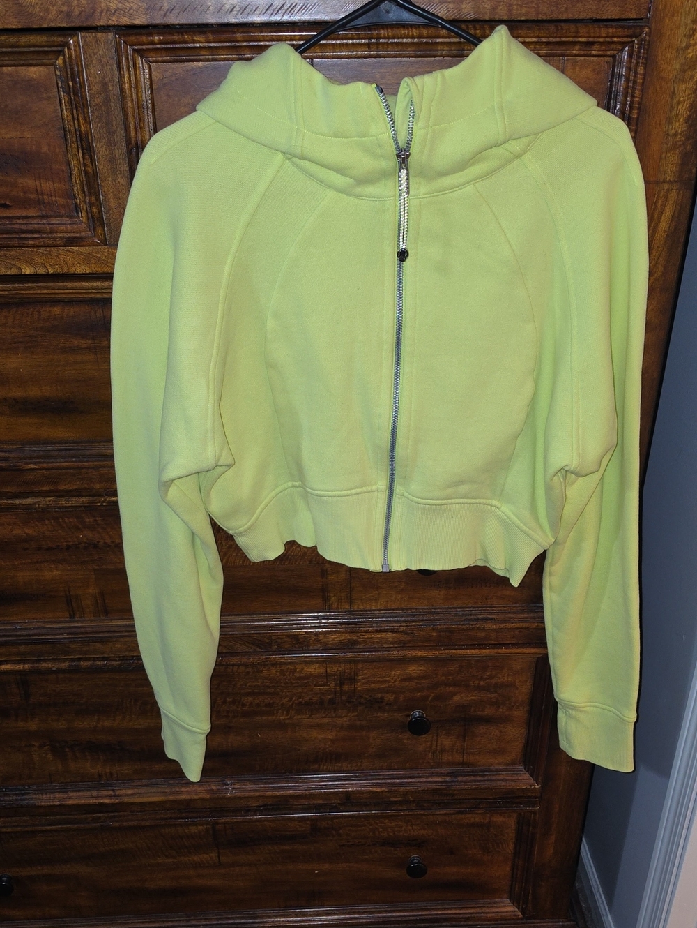 Lululemon Womens Cropped Scuba Hoodie! 21" P2P. Great Condition